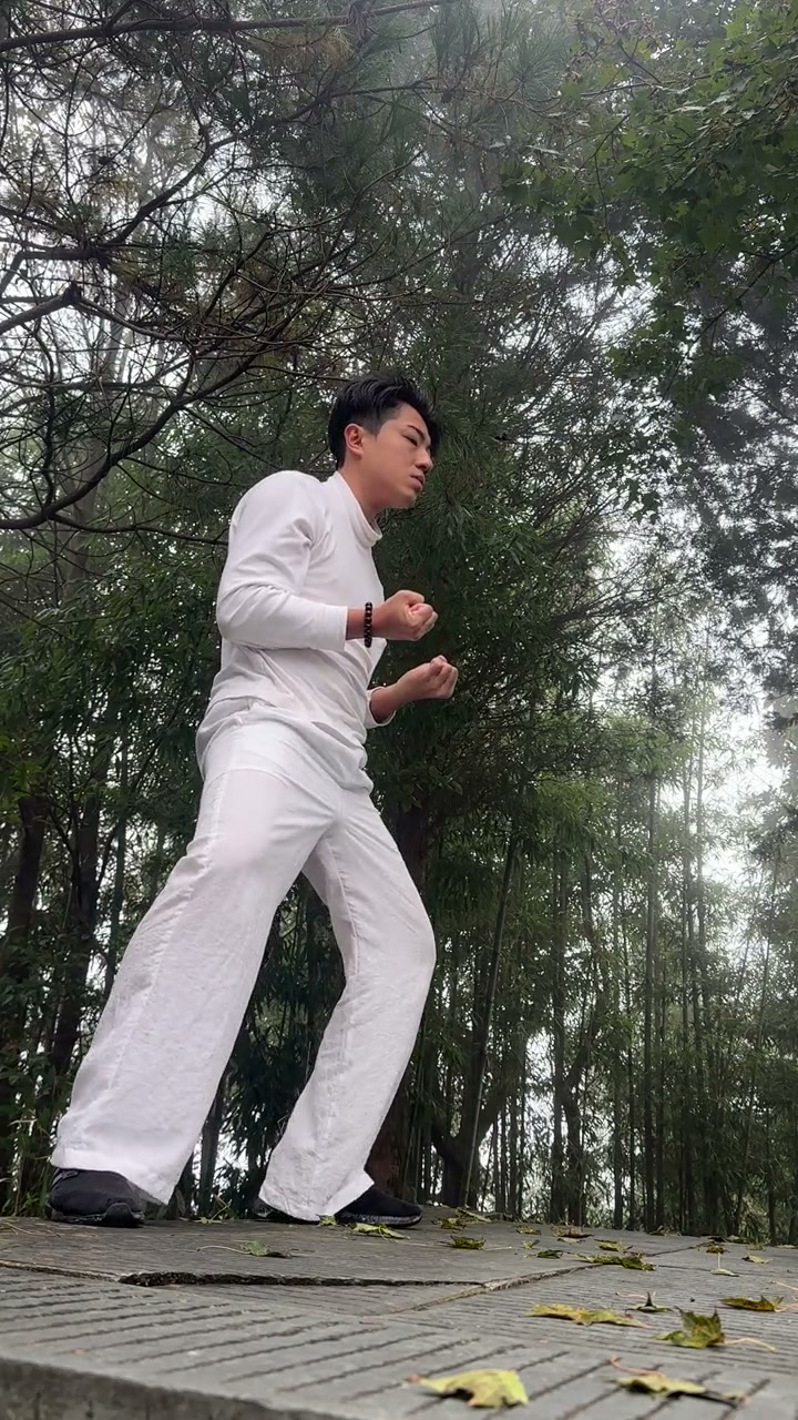 白衣練習者在竹林旁練功